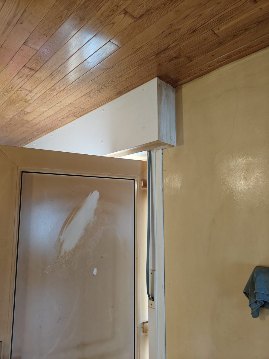 Dezelfde deur en muur schoon en helder na de beurt van Blinkuis