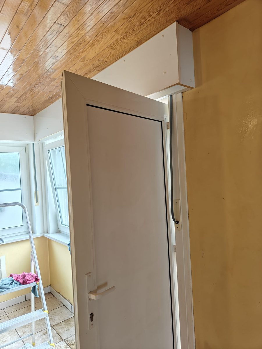 Dezelfde muren en het plafond stralend schoon na de beurt van Blinkuis