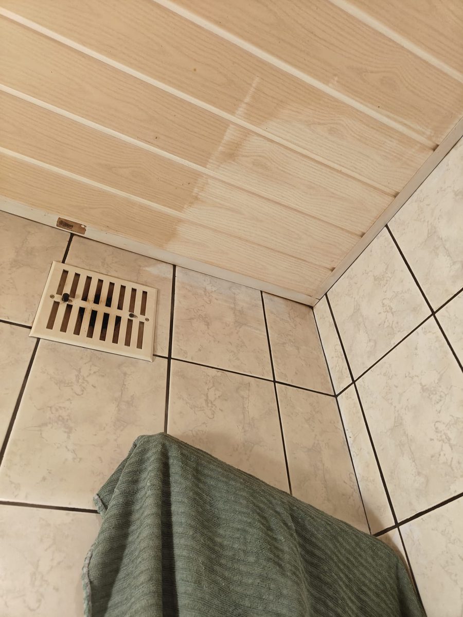 Tegels en plafond na een behandeling met droge stoom